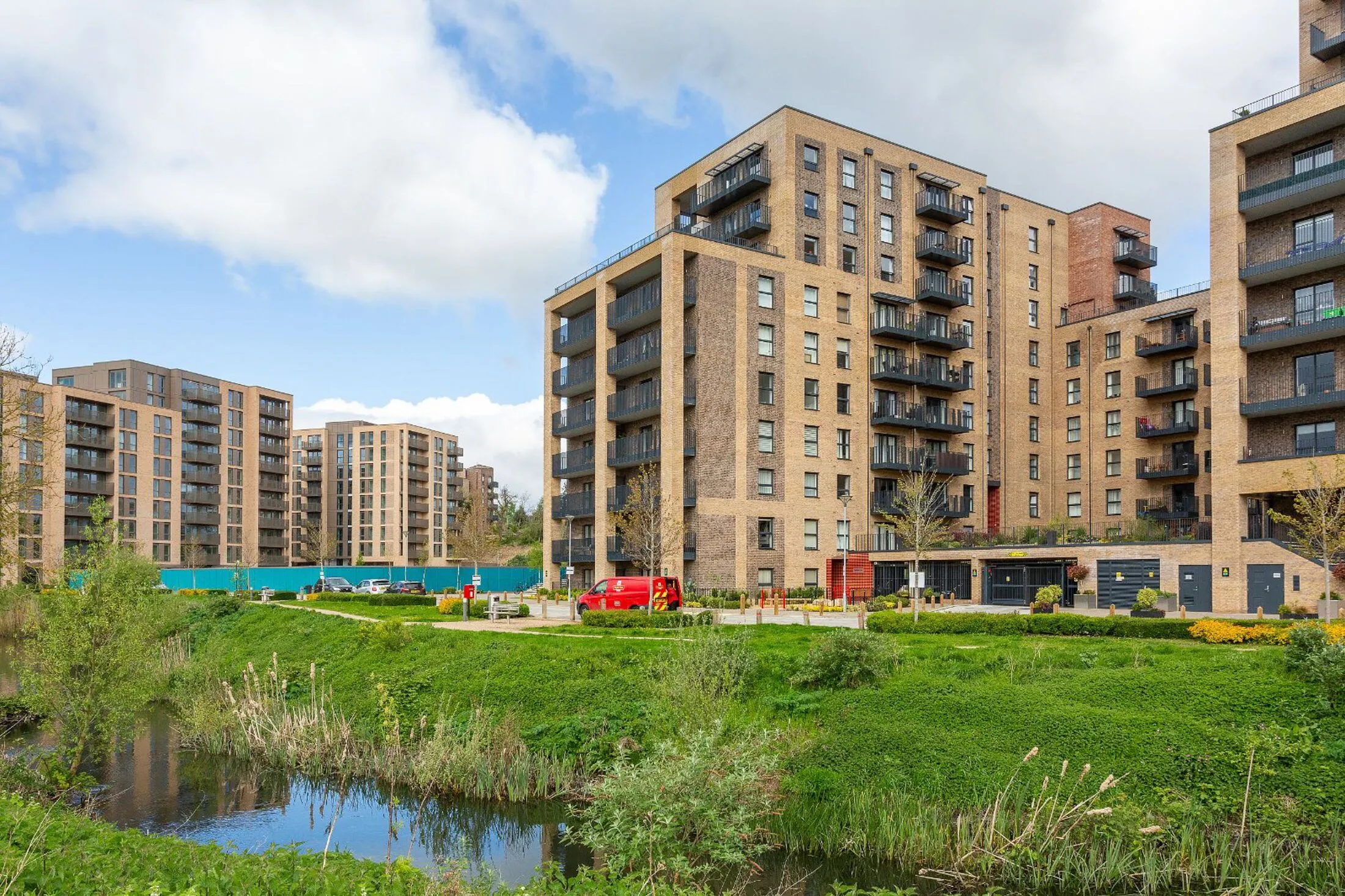 Flat Vicarage Road in Watford
