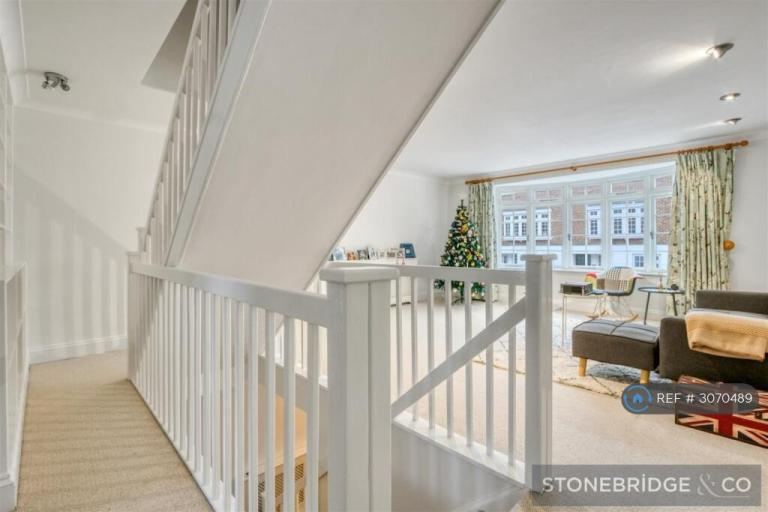 Room Oldfield Mews in Greater London