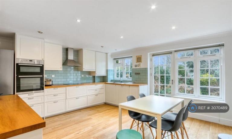 Room Oldfield Mews in Greater London