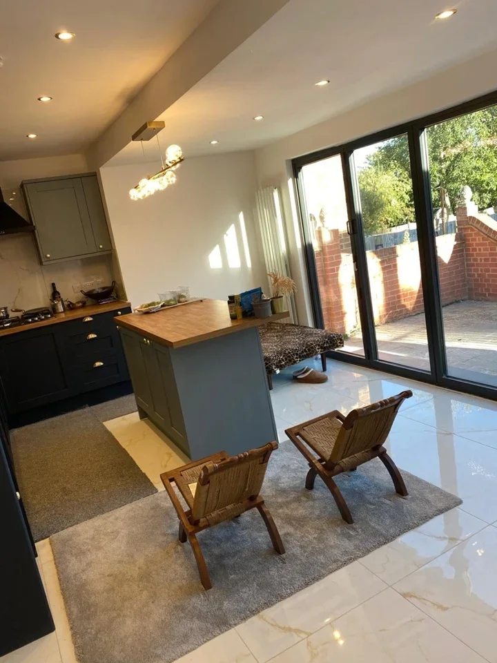 Room Overton Road in Greater London