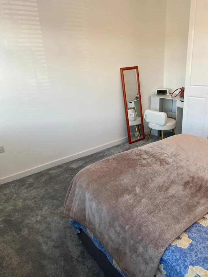 Room Overton Road in Greater London