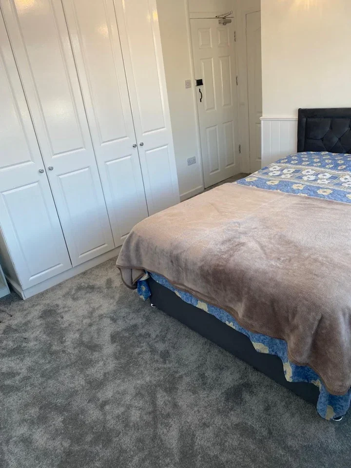 Room Overton Road in Greater London