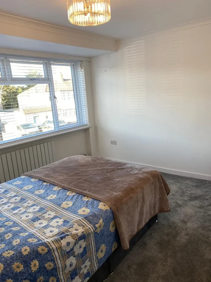 Room Overton Road in Greater London