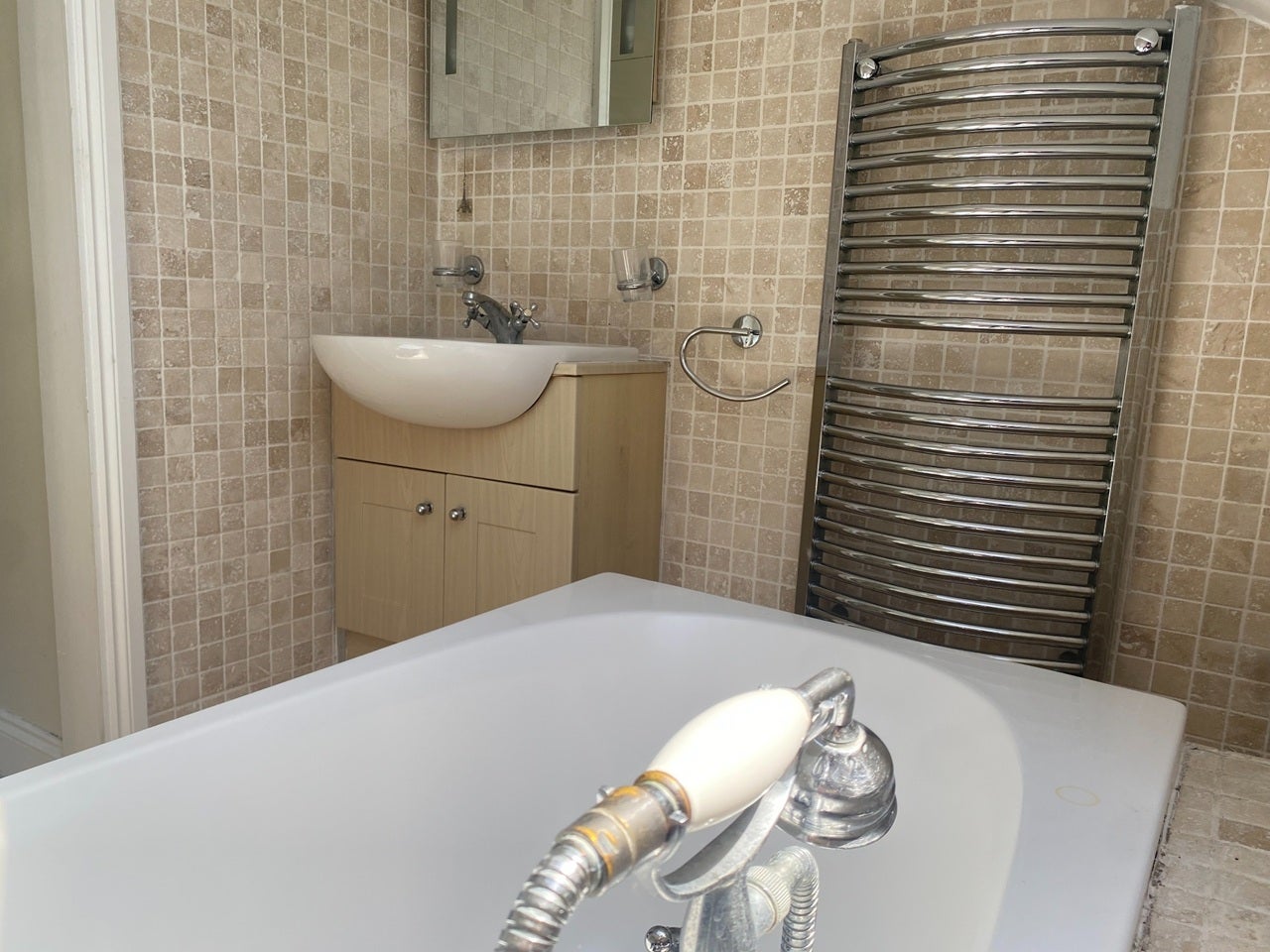 Room Mitcham Road in Greater London