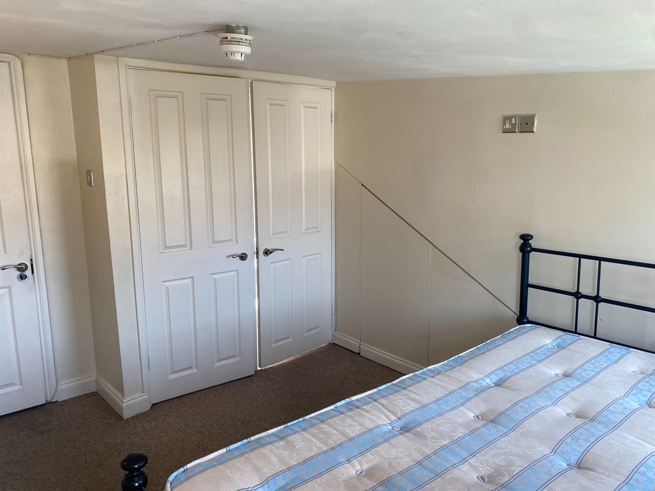 Room Mitcham Road in Greater London