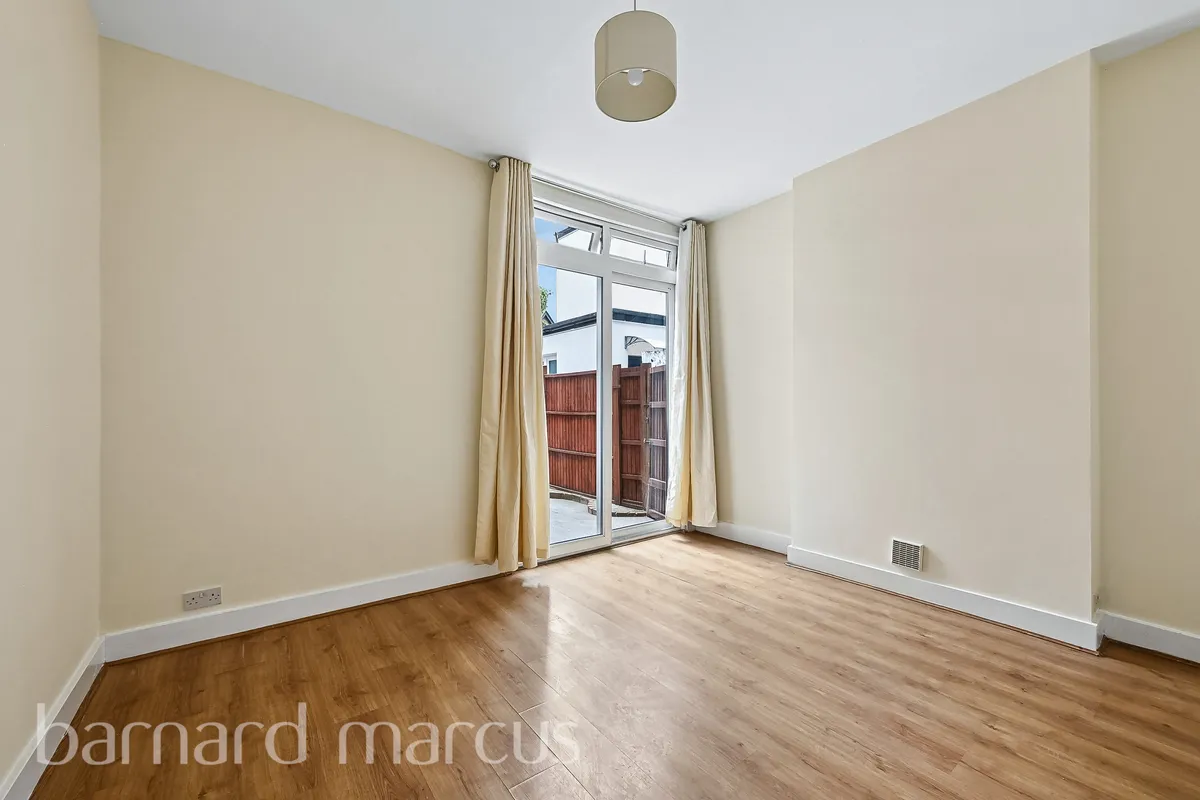 Flat Nova Road in Greater London