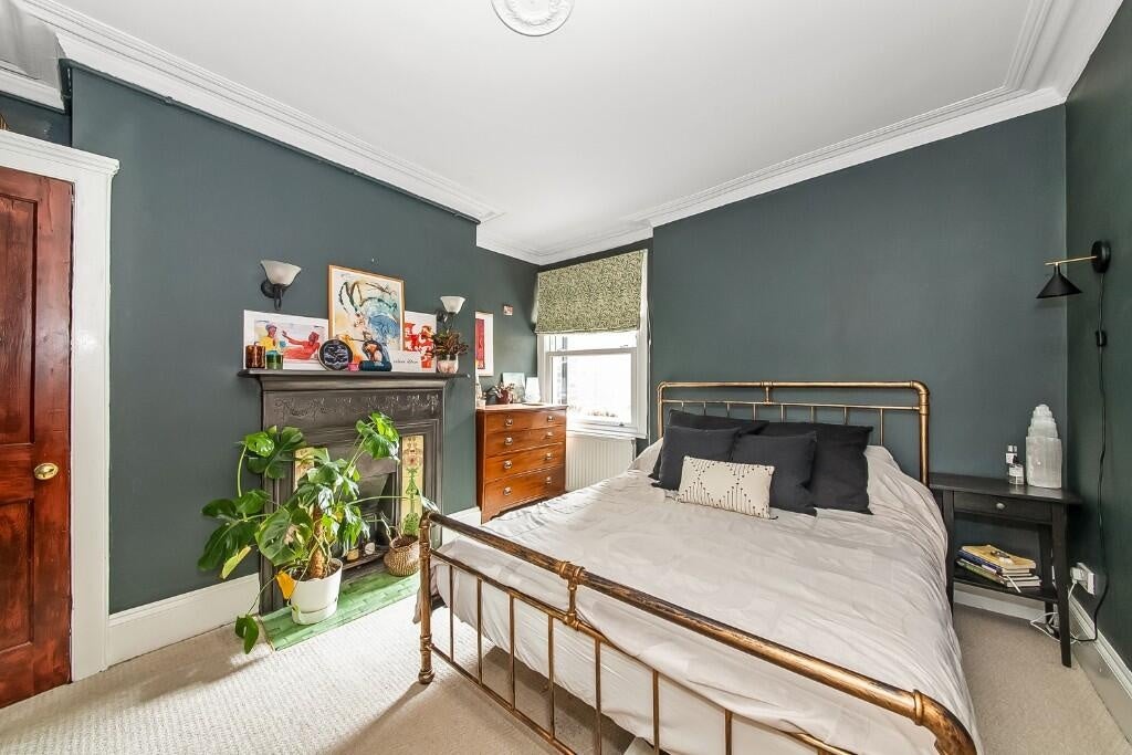 Flat Peckham Road in Greater London