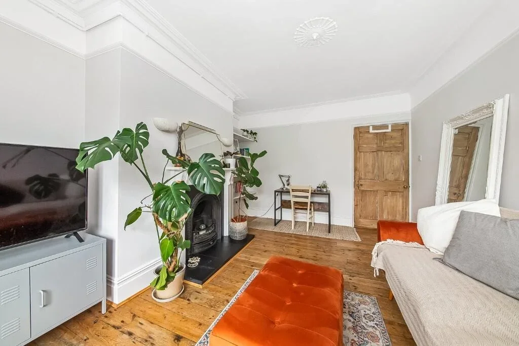 Flat Peckham Road in Greater London