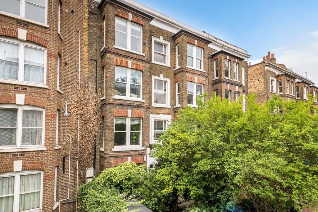 Flat Peckham Road in Greater London