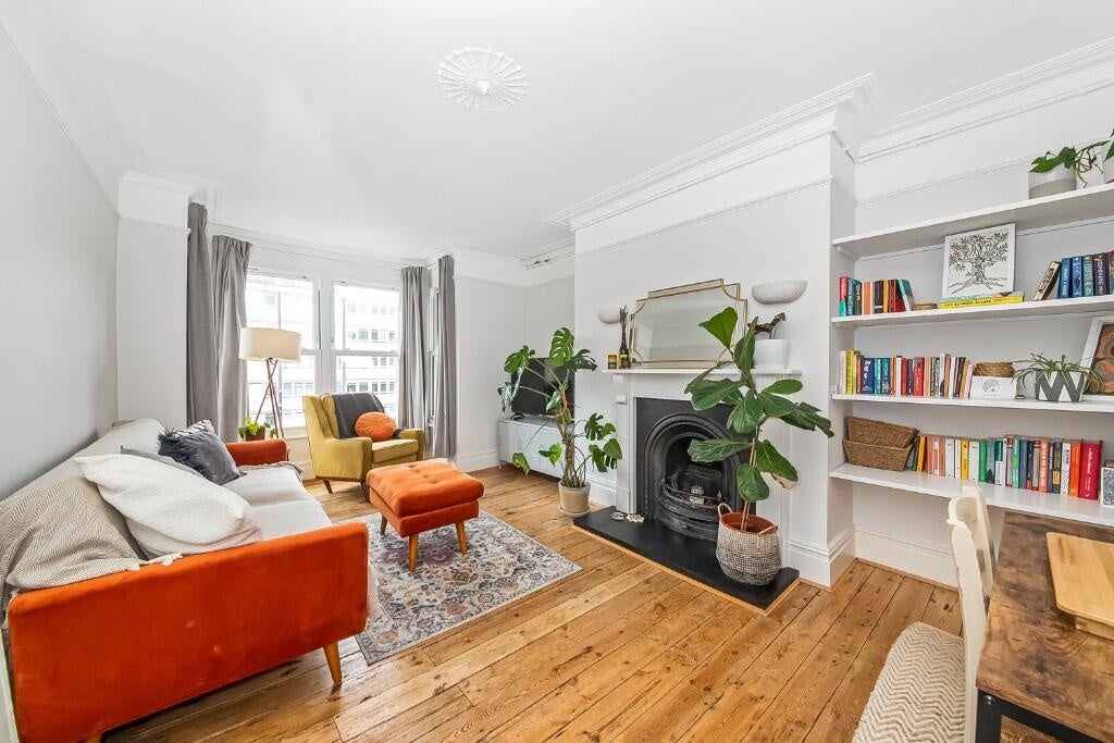 Flat Peckham Road in Greater London