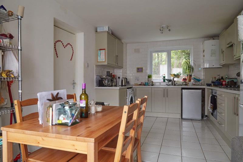 Room Plevna Crescent in Greater London