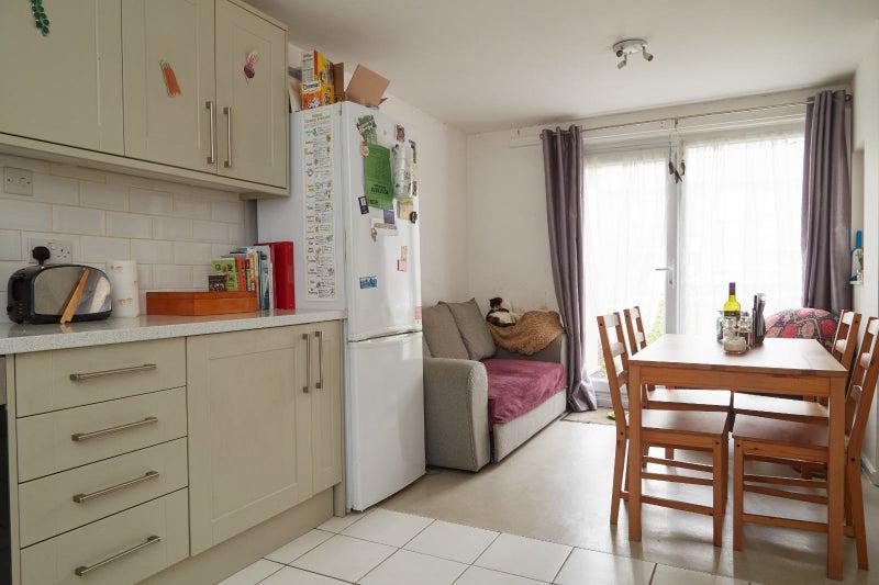 Room Plevna Crescent in Greater London