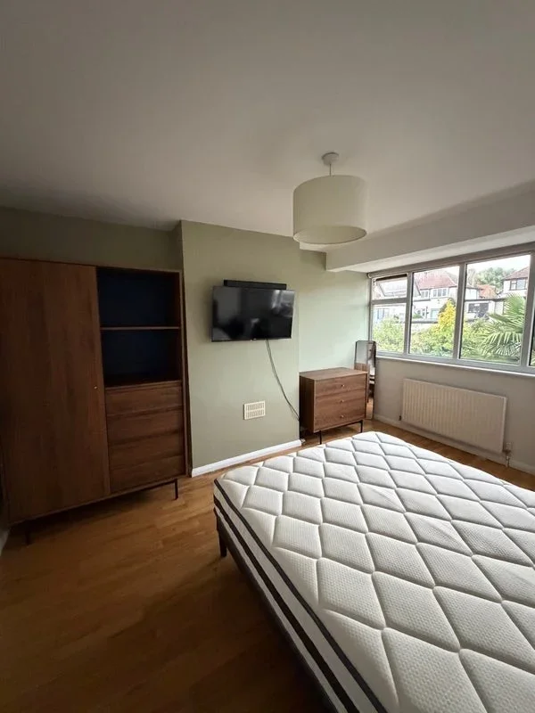 Room Southend Road in Greater London