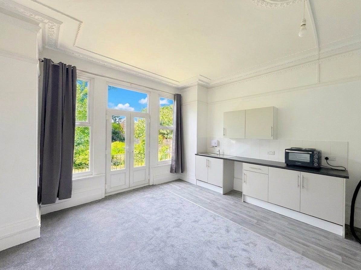 Flat Hayne Road in Greater London
