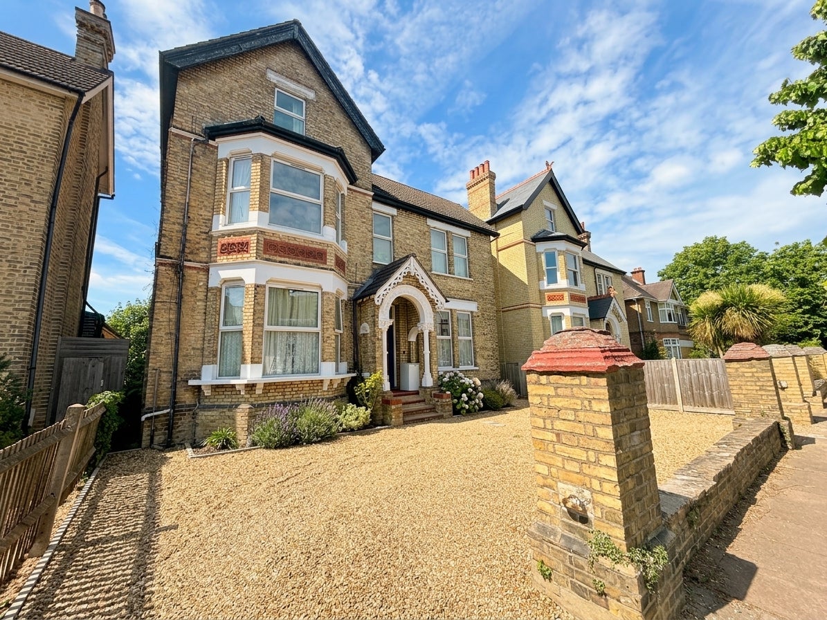Flat Hayne Road in Greater London