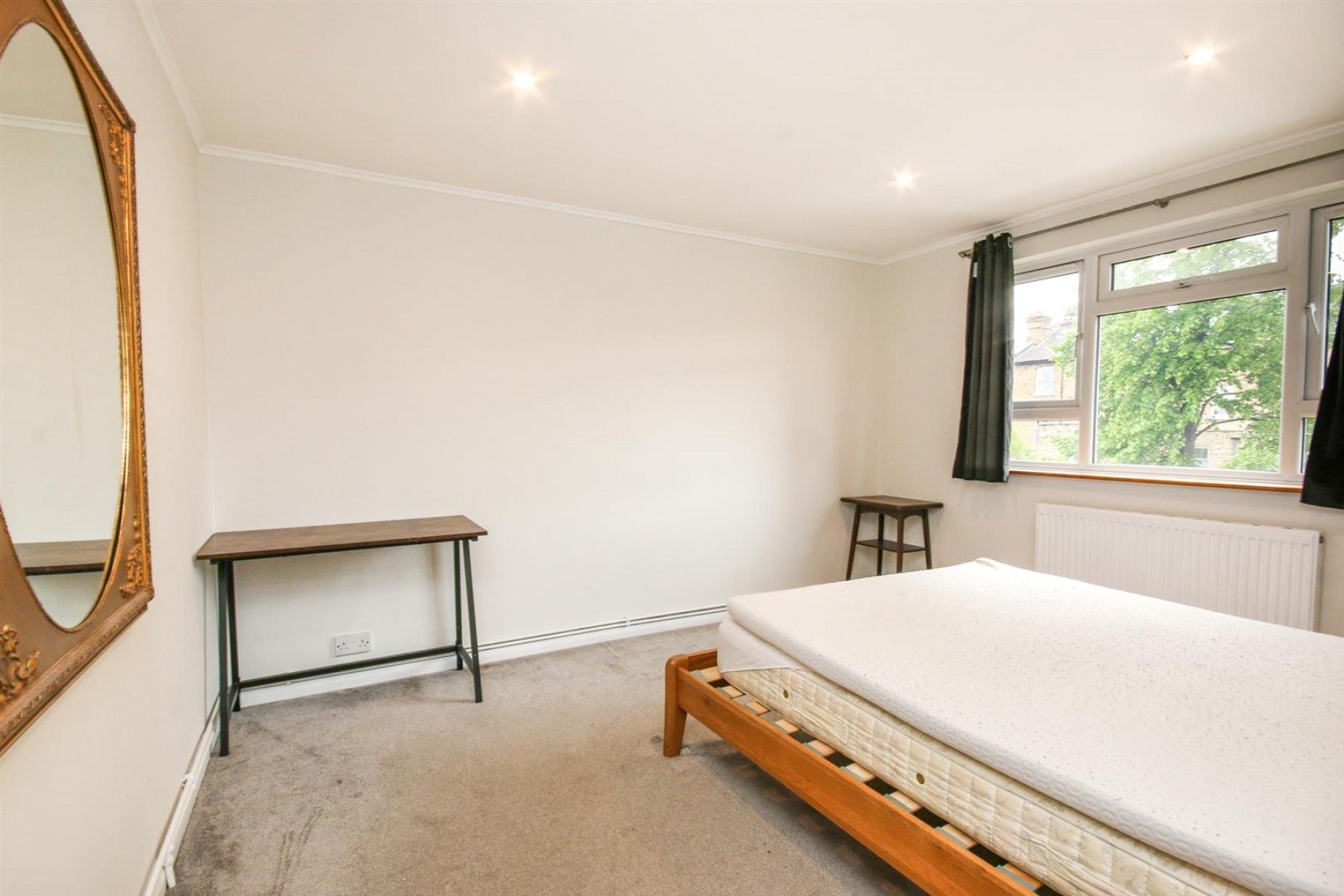 Flat Trinder Road in Greater London
