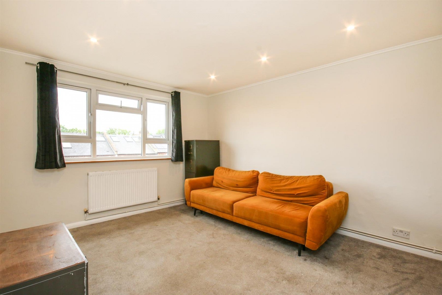 Flat Trinder Road in Greater London