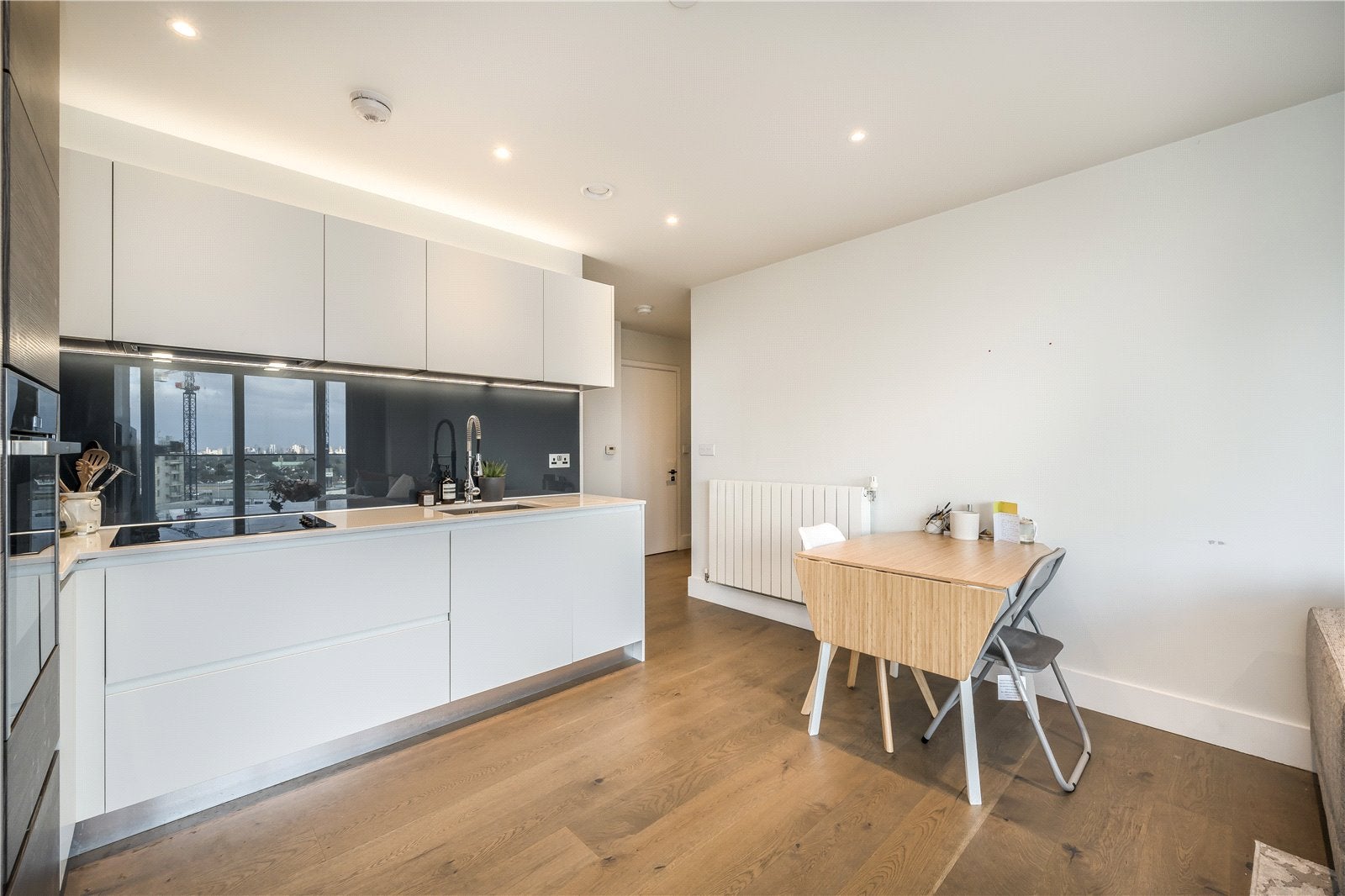 Flat Henley Cross in Greater London