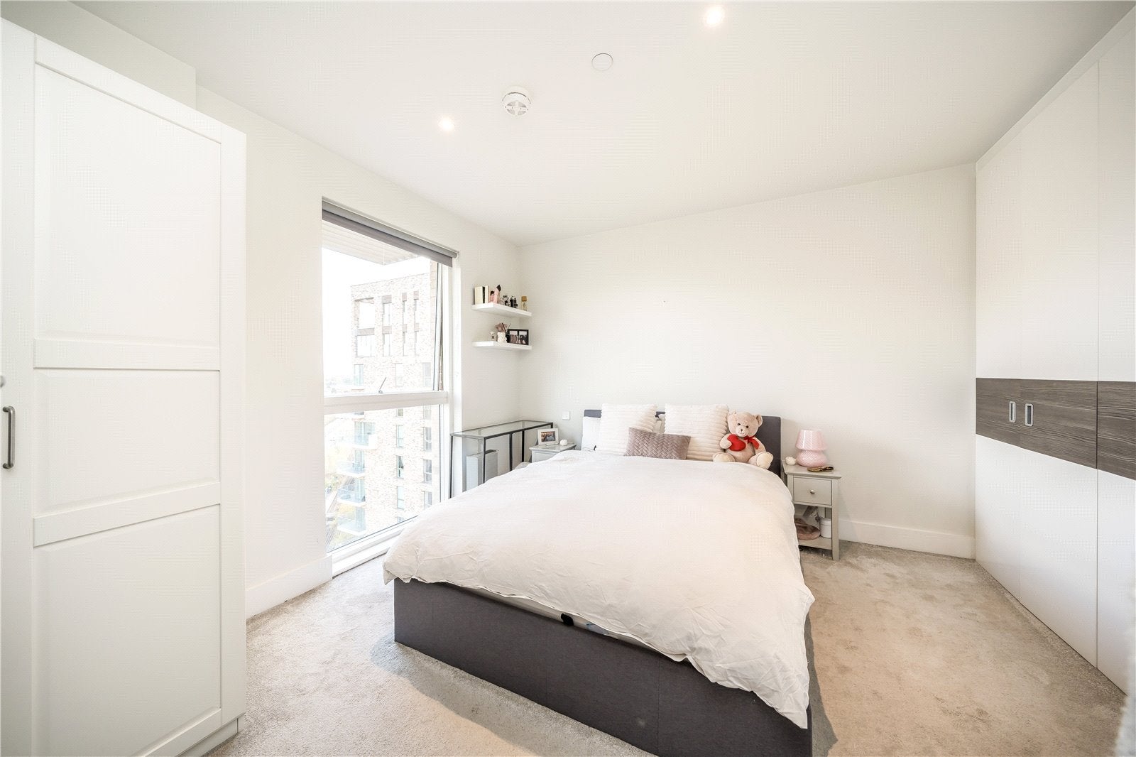 Flat Henley Cross in Greater London