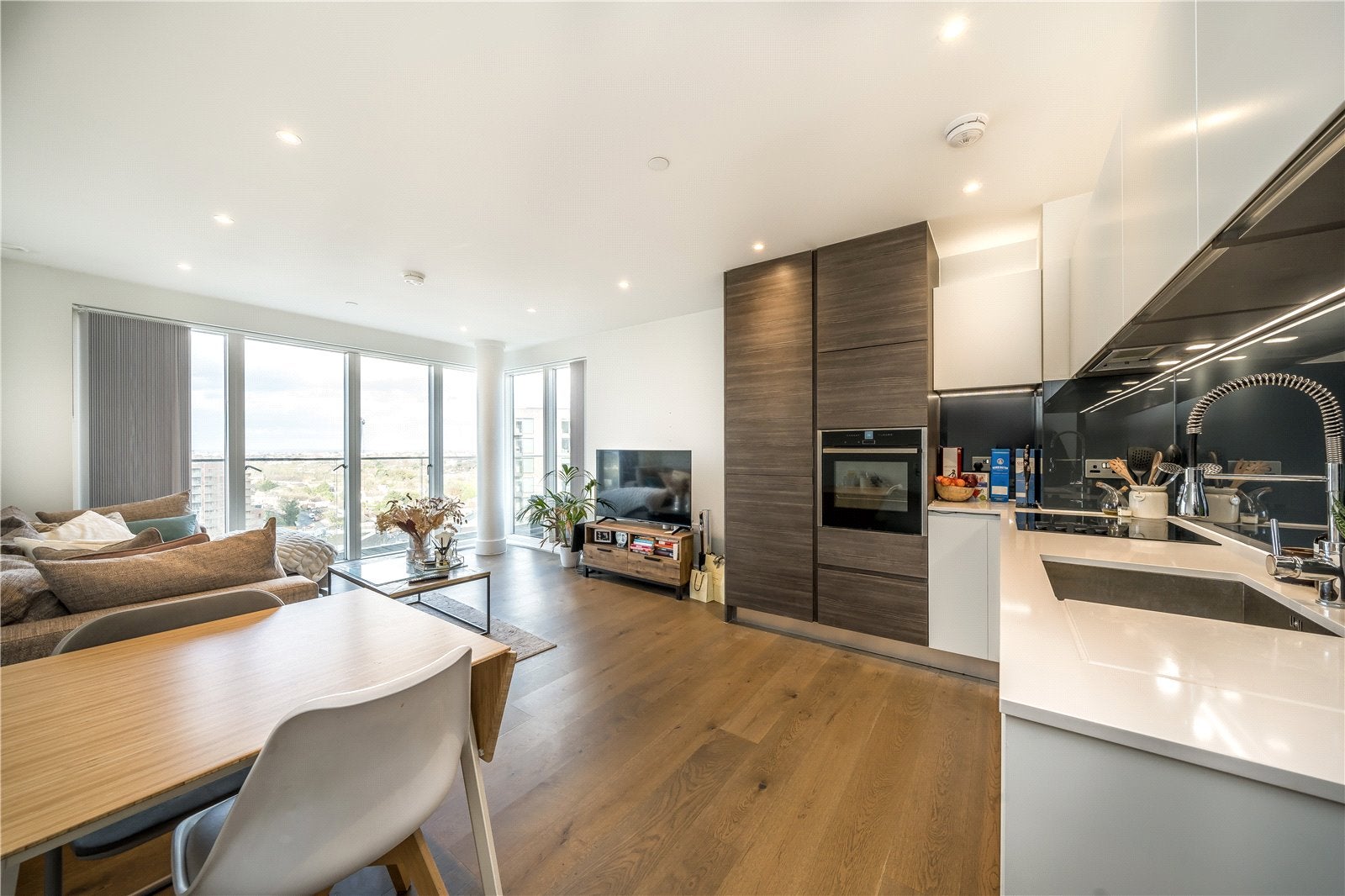 Flat Henley Cross in Greater London