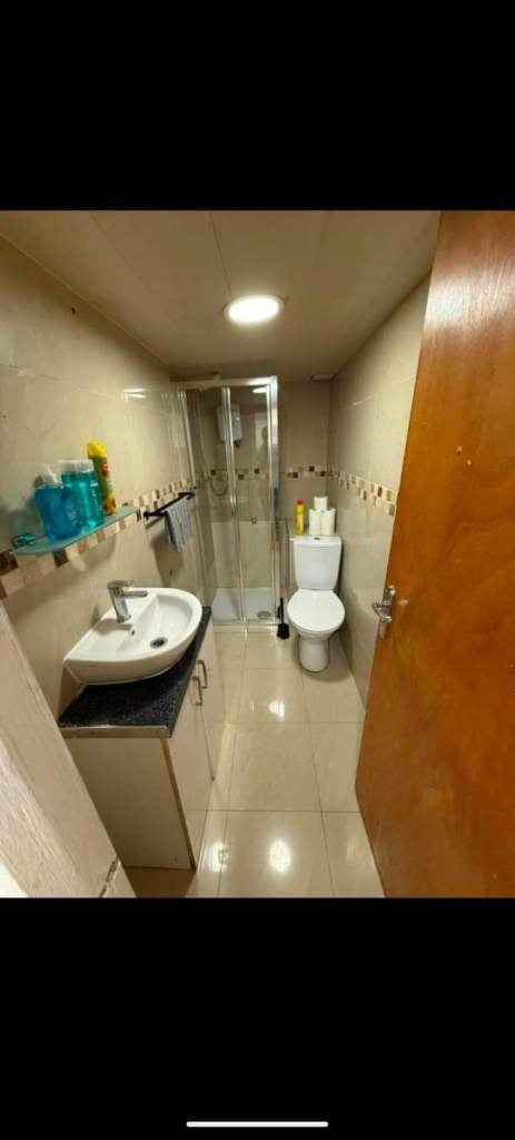 Room 1st Avenue in Greater London