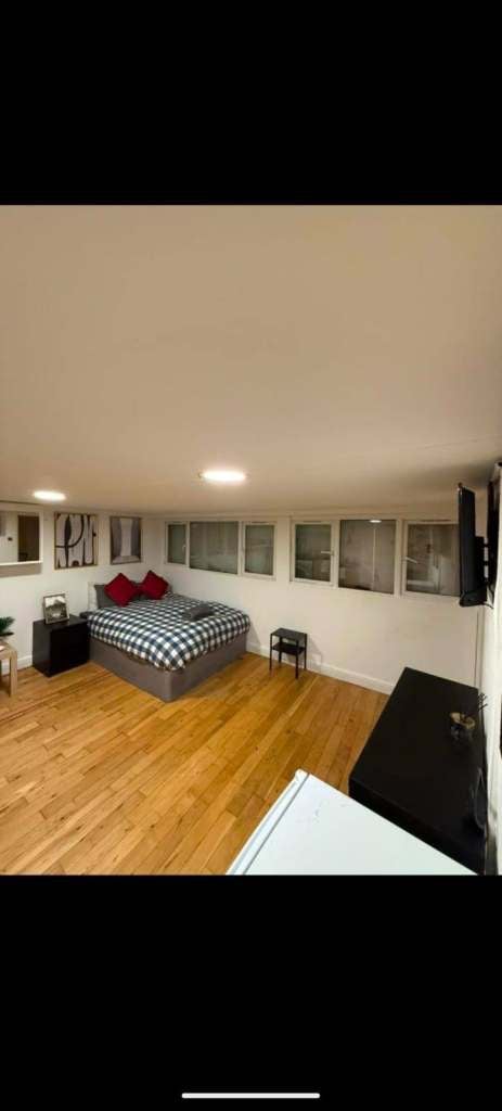 Room 1st Avenue in Greater London
