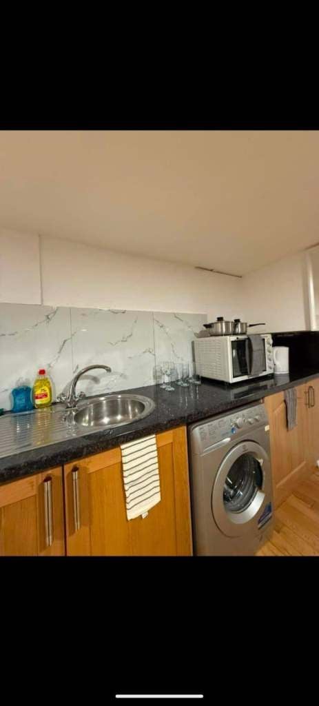 Room 1st Avenue in Greater London