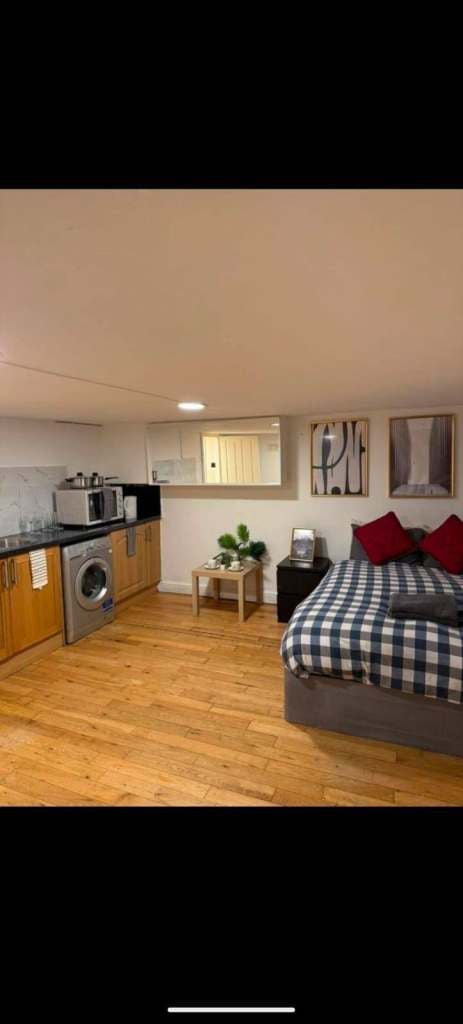 Room 1st Avenue in Greater London