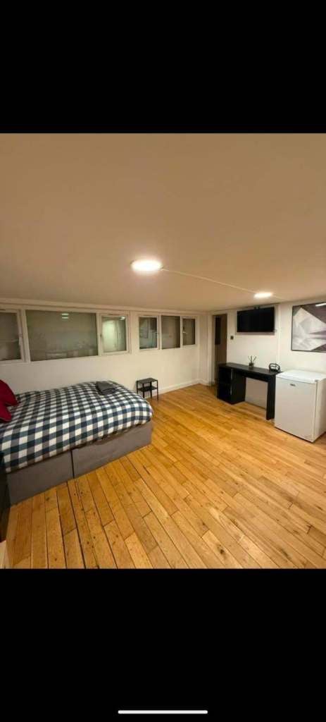 Room 1st Avenue in Greater London