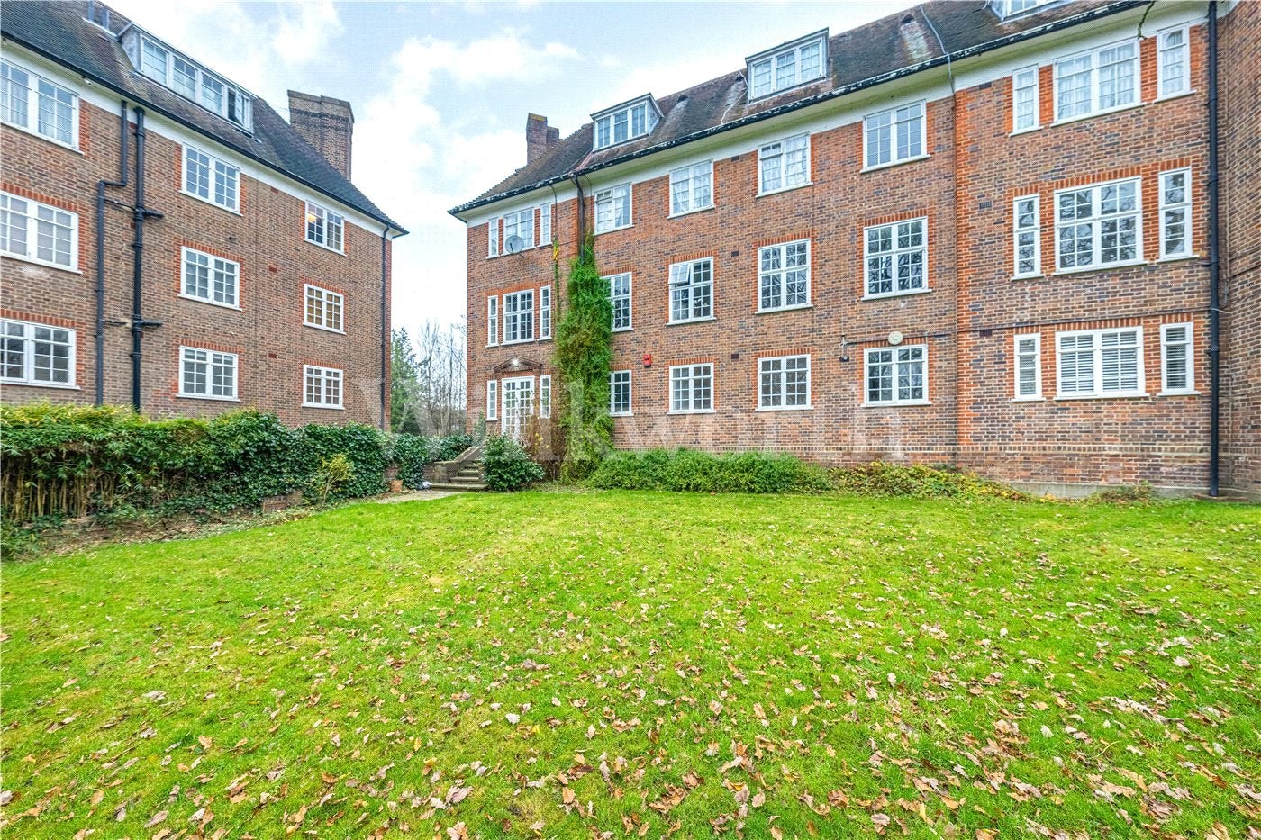 Flat Lyttelton Road in Greater London