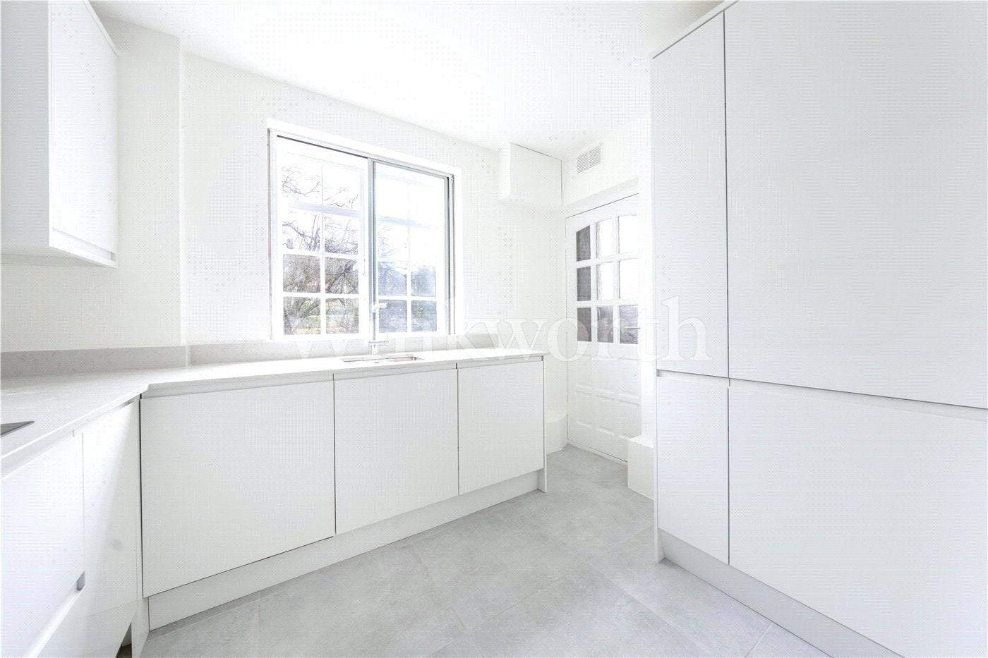 Flat Lyttelton Road in Greater London