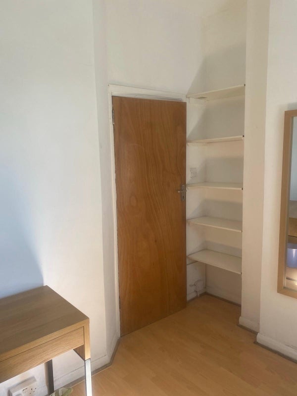 Room Chiswick High Road in Greater London