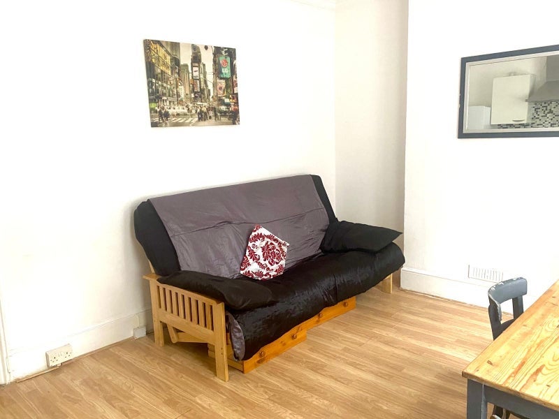 Room Chiswick High Road in Greater London