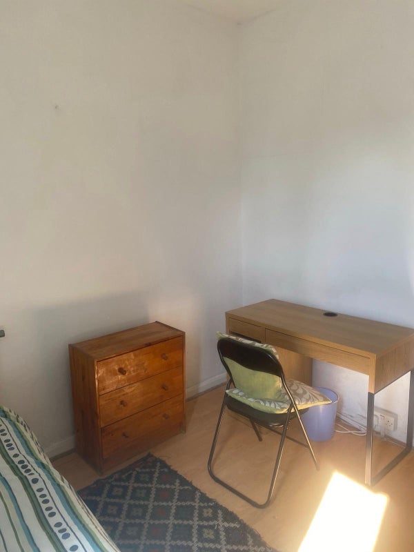 Room Chiswick High Road in Greater London