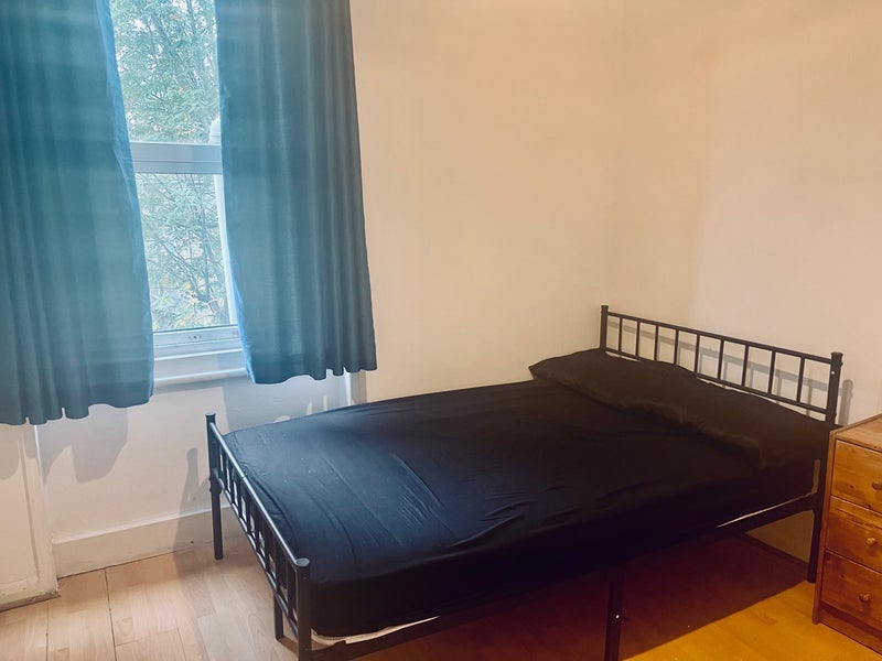 Room Chiswick High Road in Greater London