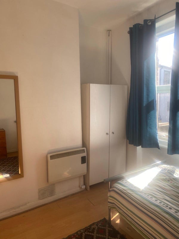 Room Chiswick High Road in Greater London