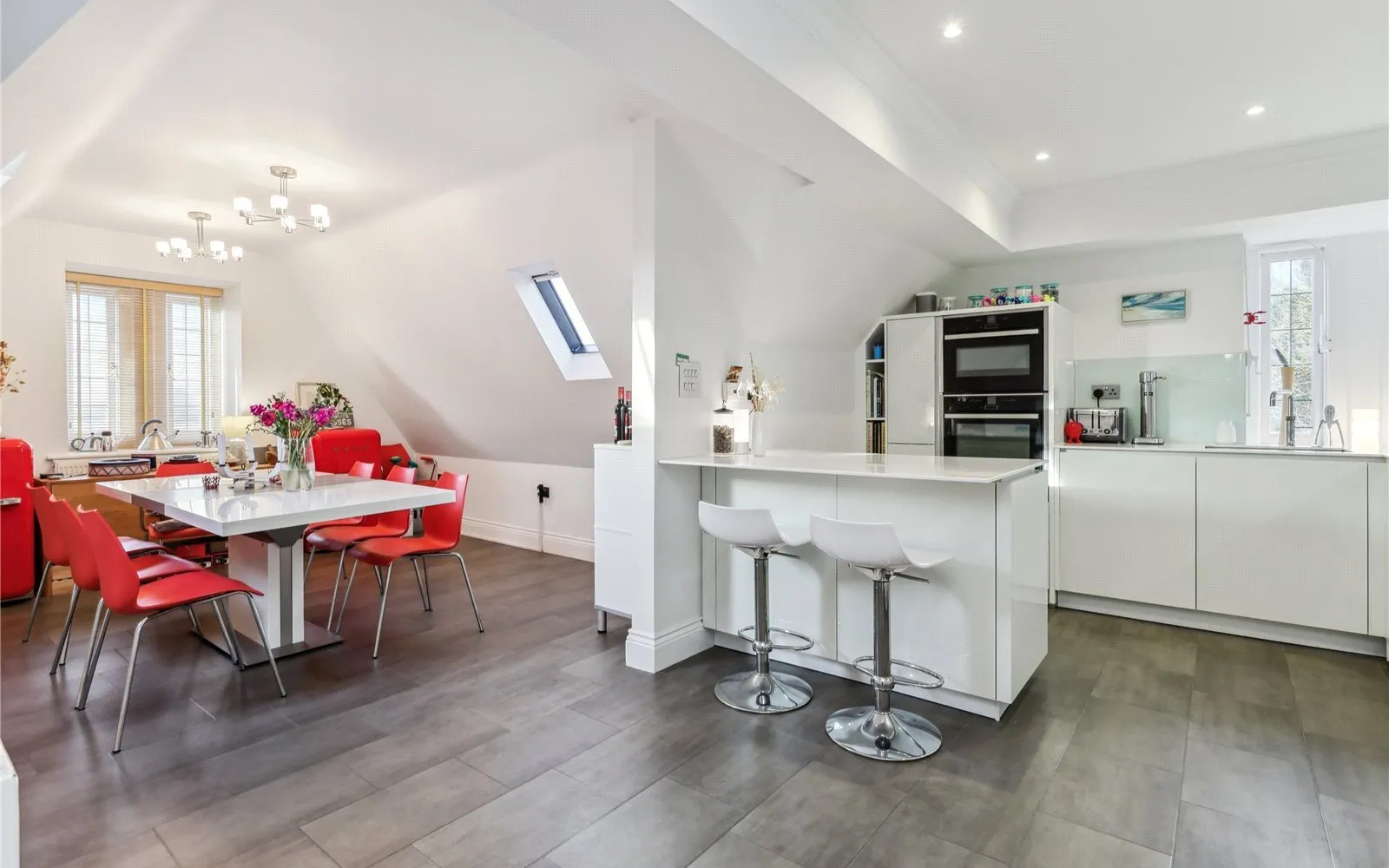 Flat Ockham Lane in Guildford