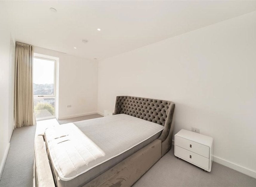 Flat Parkview Avenue in Greater London