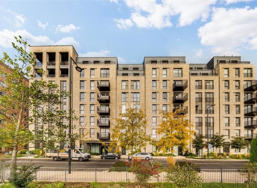Flat Parkview Avenue in Greater London