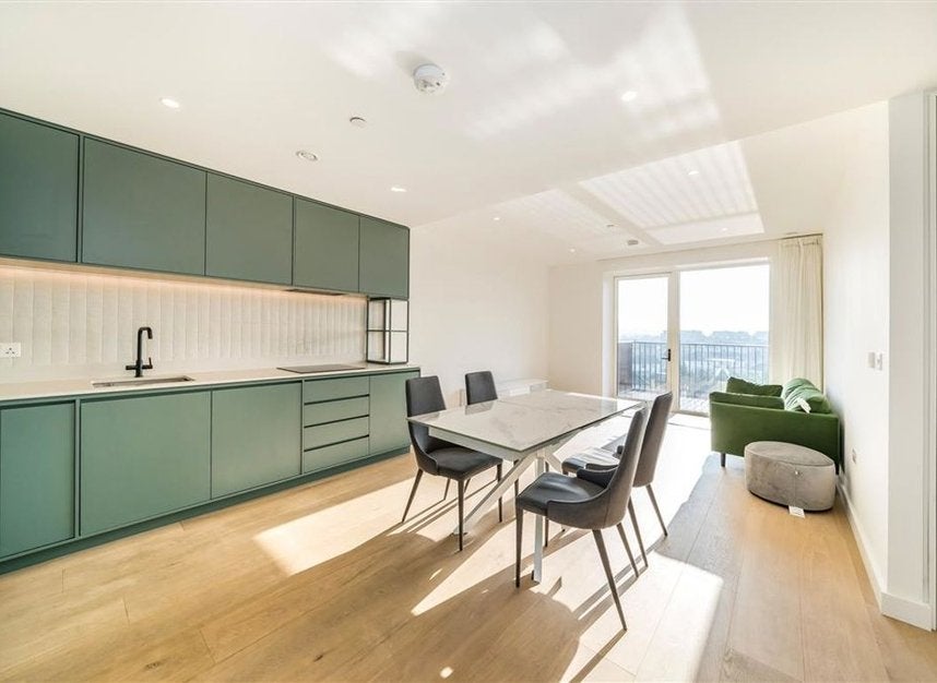 Flat Parkview Avenue in Greater London