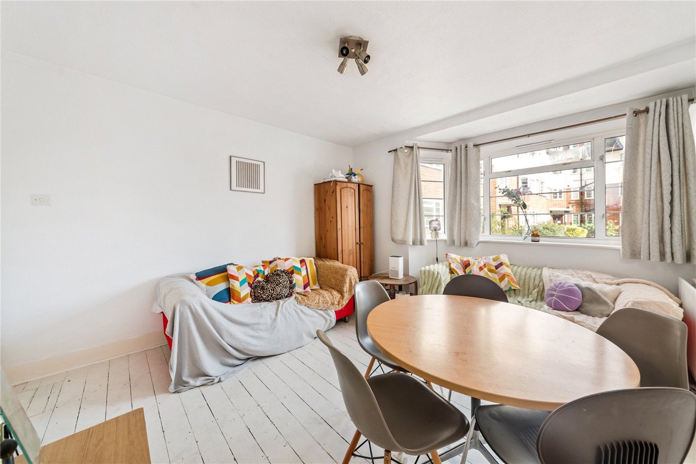 Flat Holmbury Court in Greater London