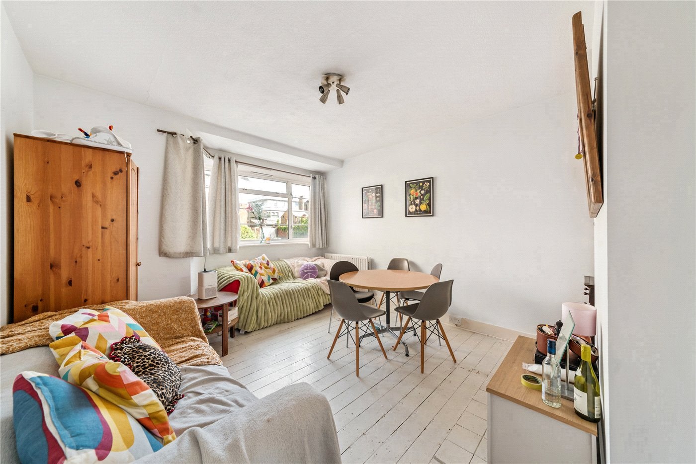 Flat Holmbury Court in Greater London