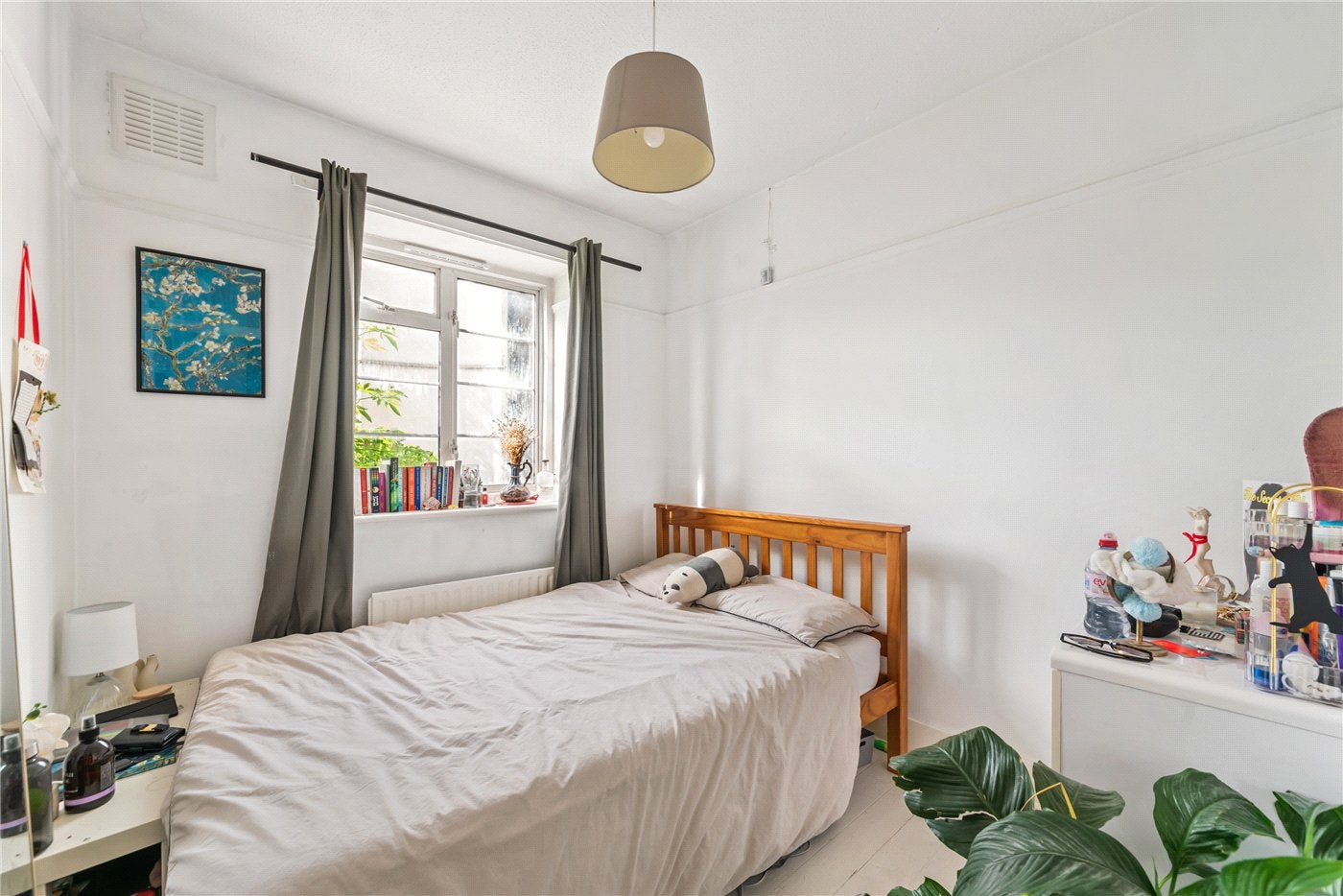 Flat Holmbury Court in Greater London