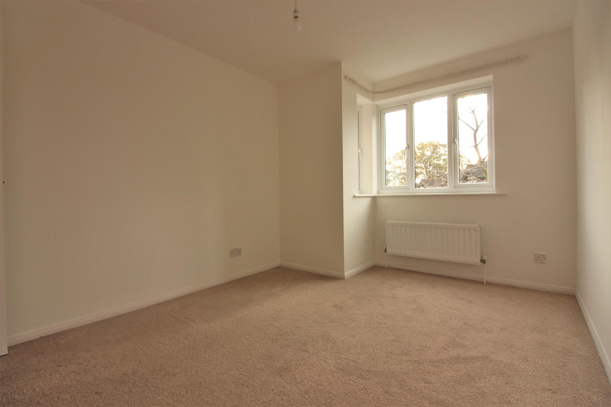 Flat Mayfield Road in Walton on Thames