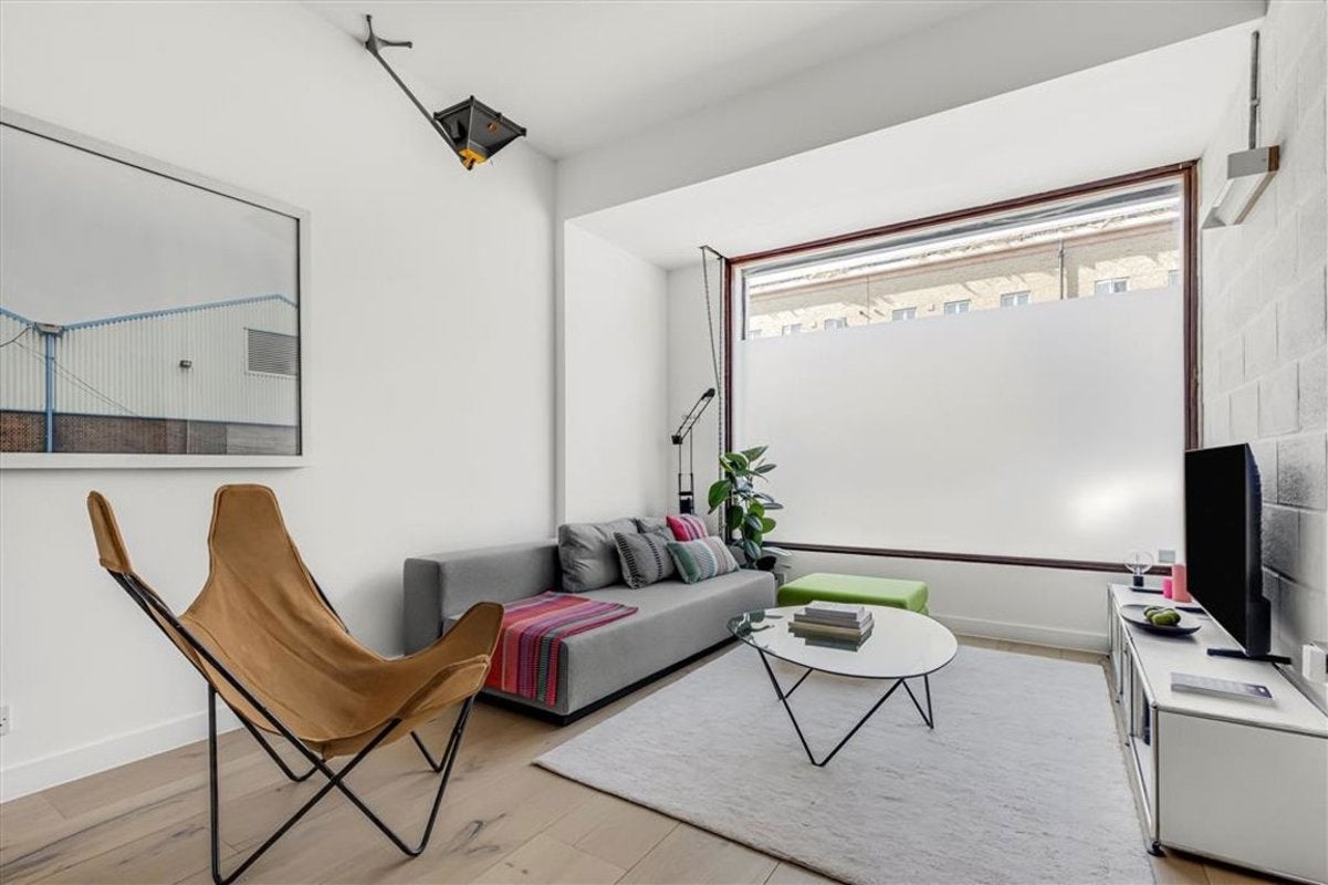 Flat Hackney Road in Greater London