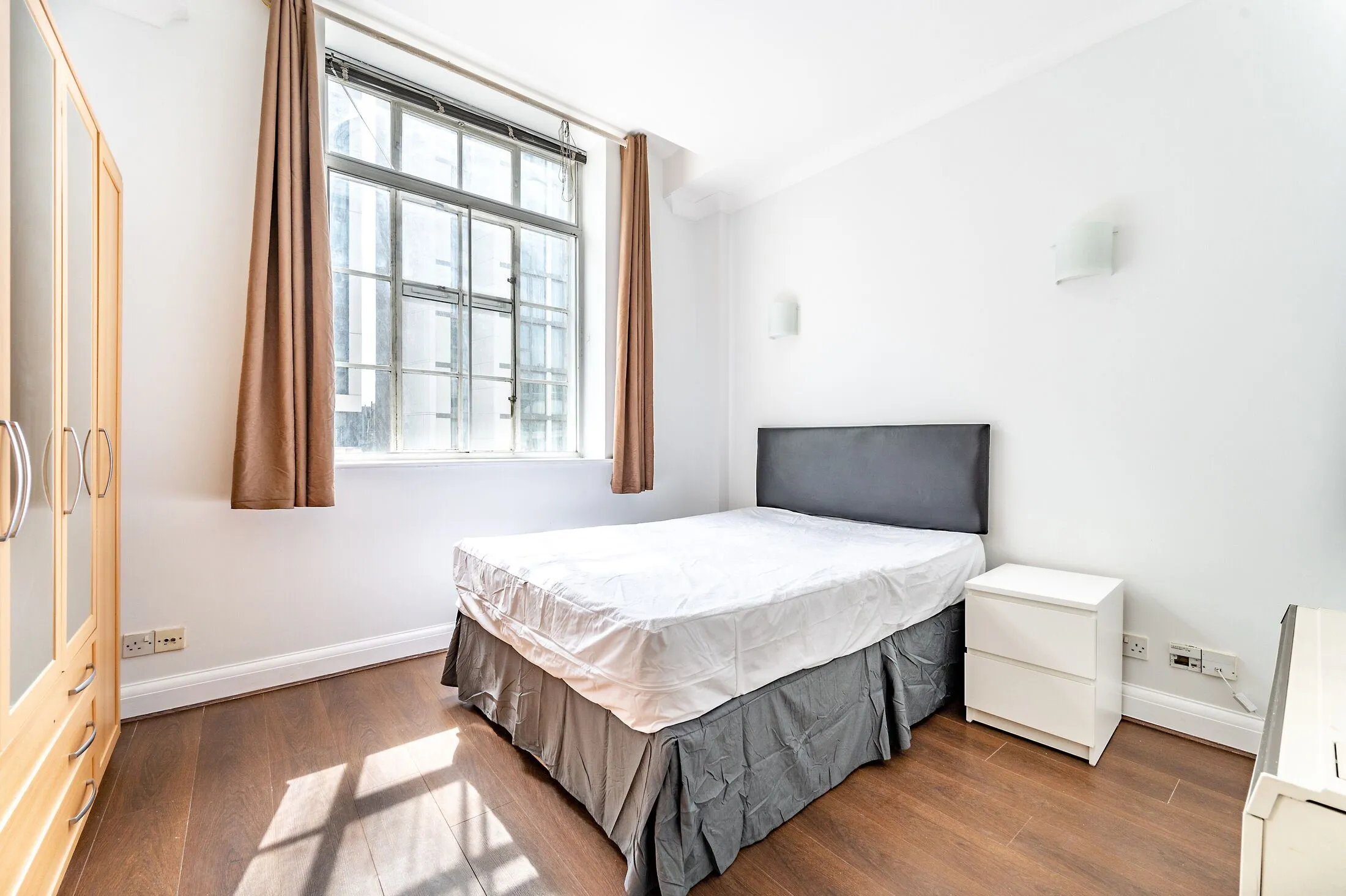 Flat York Road in Greater London