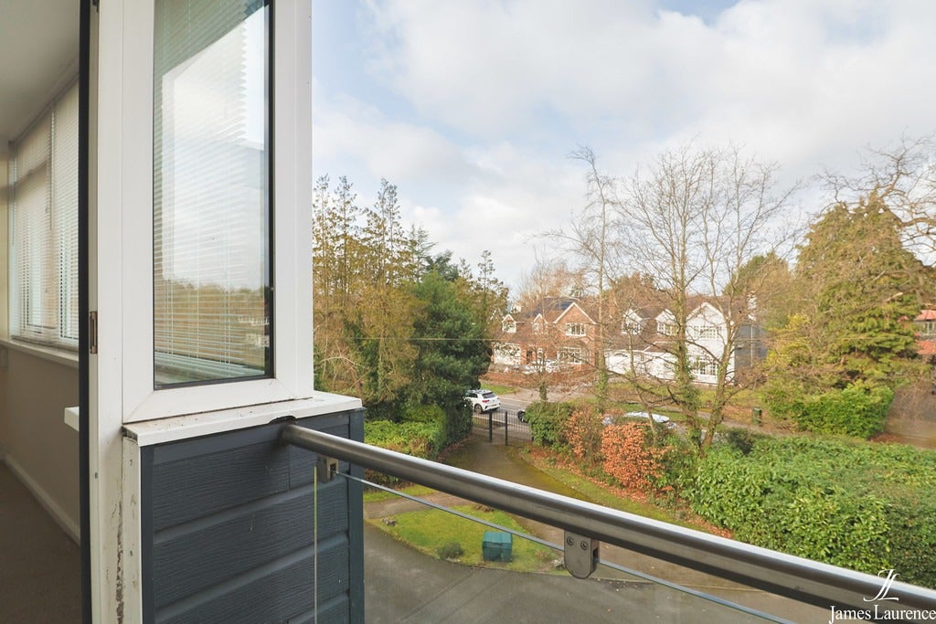 Flat Oakley Wood Drive in Metropolitan Borough of Solihull