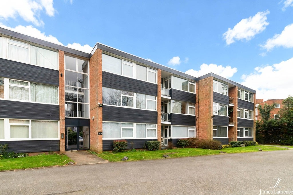 Flat Oakley Wood Drive in Metropolitan Borough of Solihull