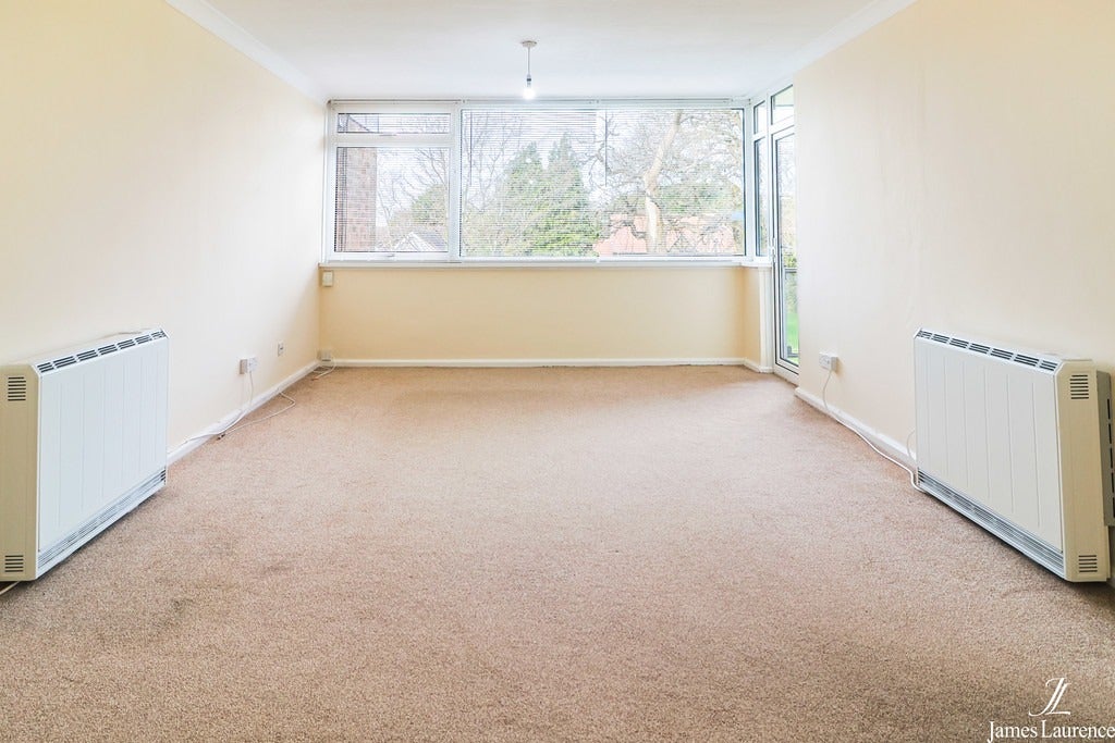 Flat Oakley Wood Drive in Metropolitan Borough of Solihull
