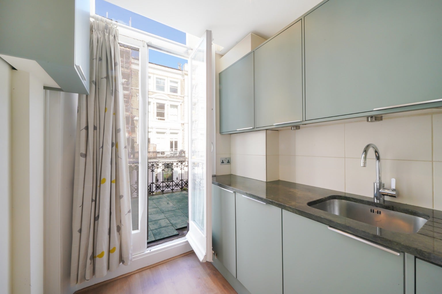 Flat Castletown Road in Greater London